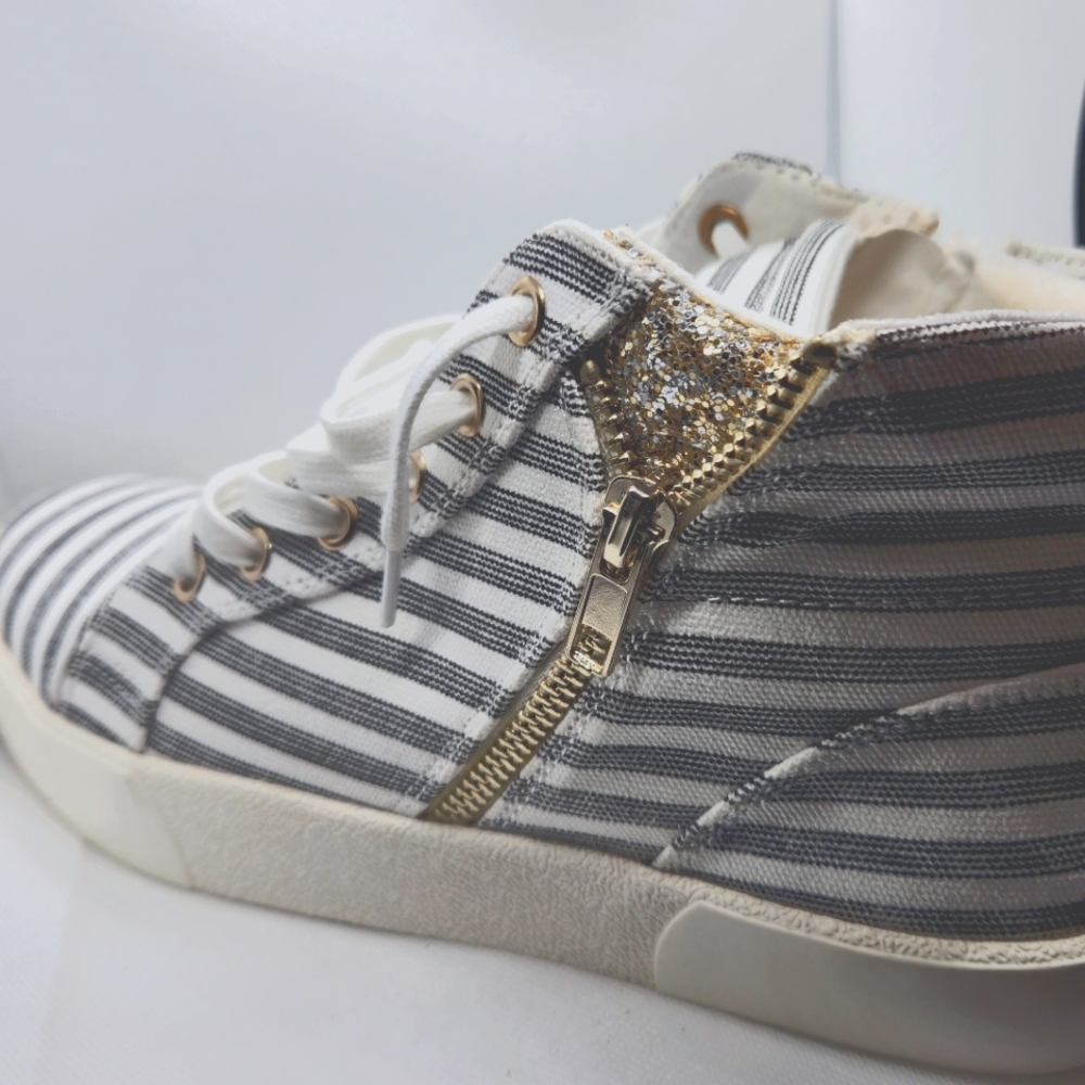 Very lightly worn causal sneakers